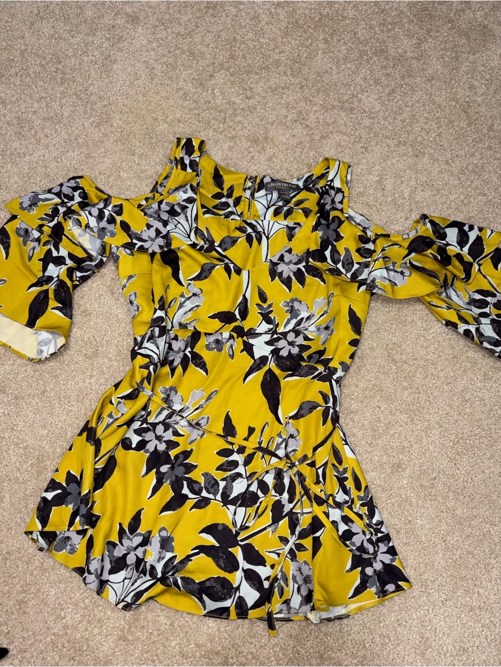 Maternity A pea in the Pod. Beautiful flowy top off shoulder